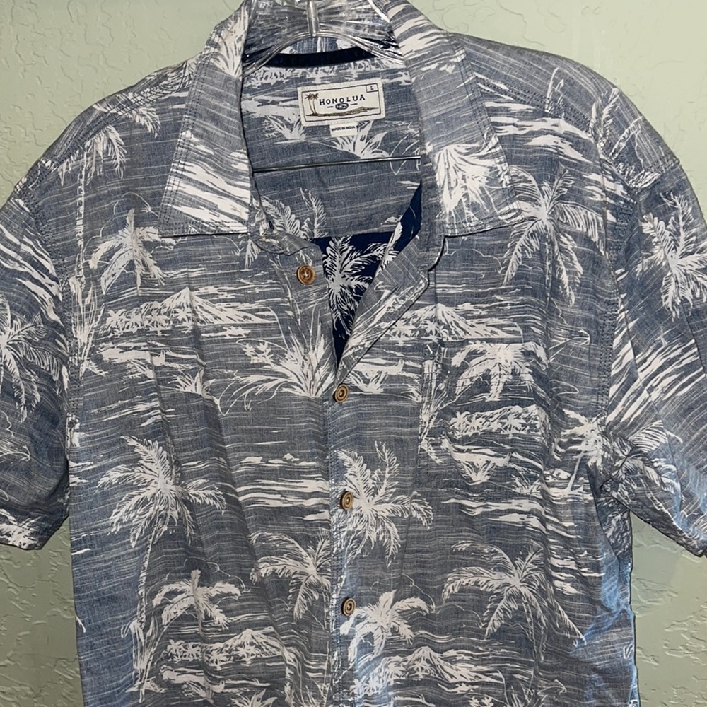 Honolua Hawaiian pattern dress shirt.